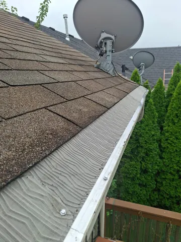 Guard around a roof corner